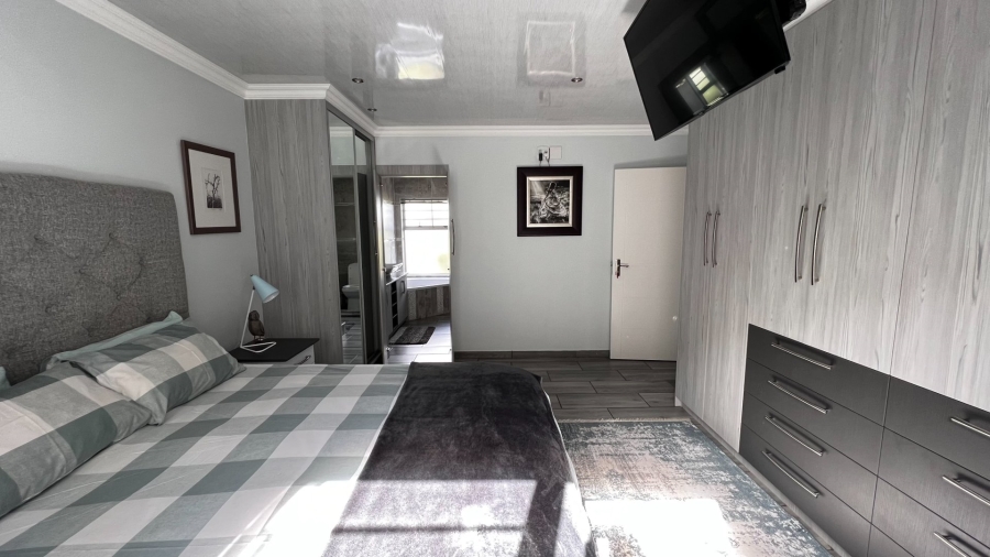 4 Bedroom Property for Sale in Langenhovenpark Free State